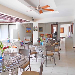 Hotel Maracas Inn
